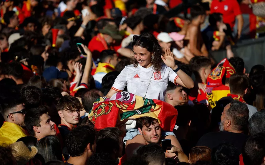 Marea roja en Madrid para celebrar a los campeones