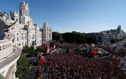 Marea roja en Madrid para celebrar a los campeones