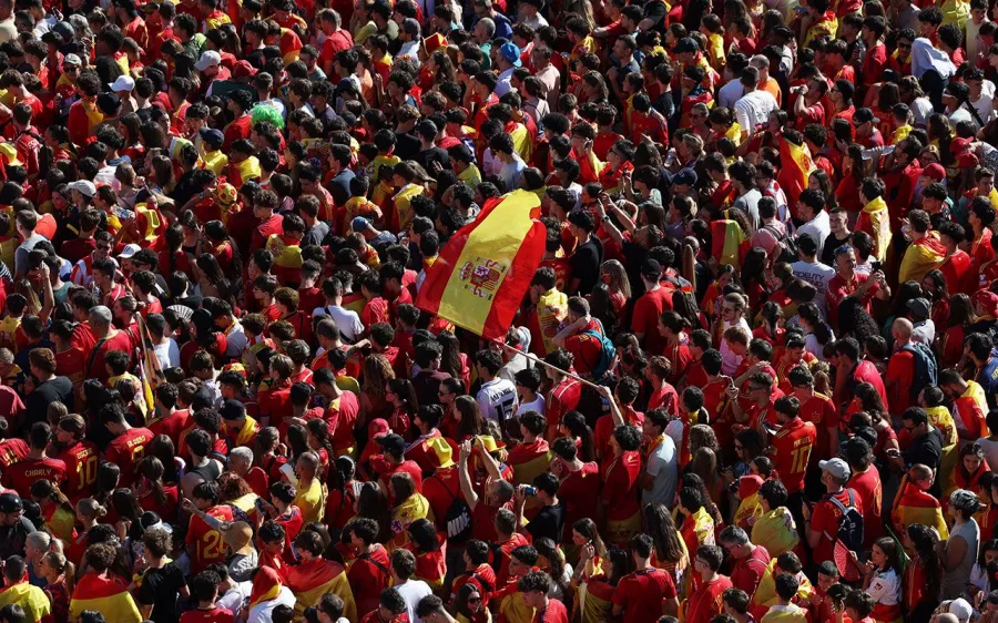 Marea roja en Madrid para celebrar a los campeones