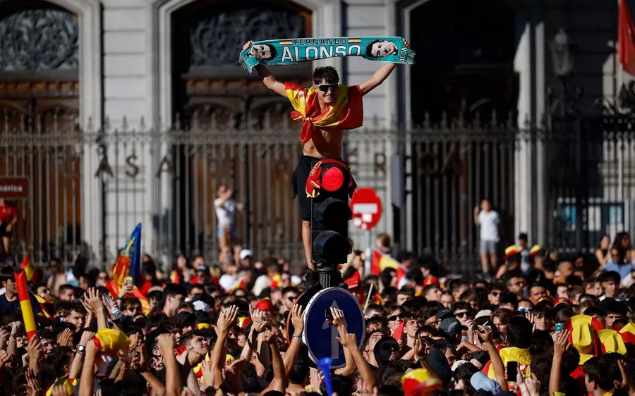 Marea roja en Madrid para celebrar a los campeones