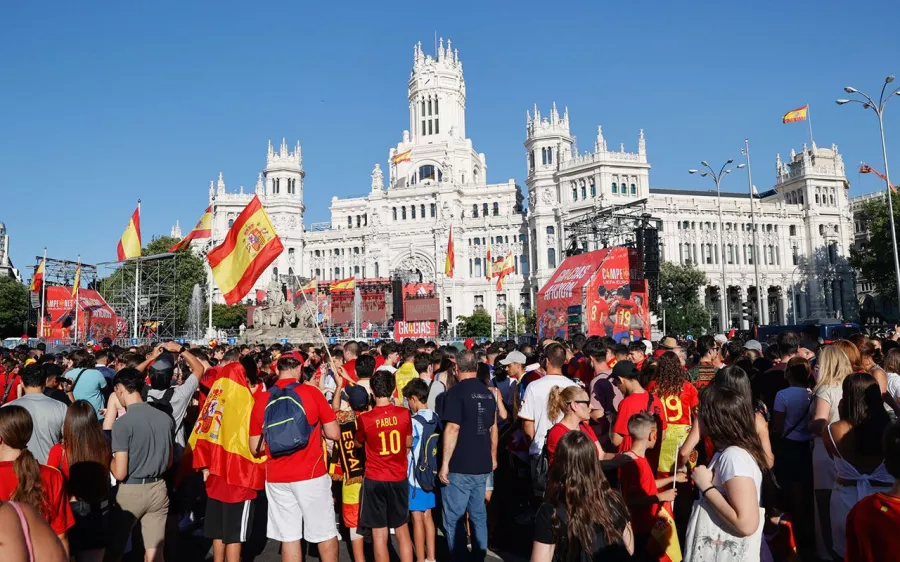 Marea roja en Madrid para celebrar a los campeones