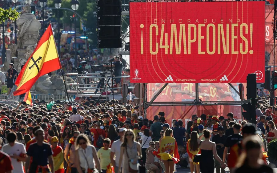 Marea roja en Madrid para celebrar a los campeones