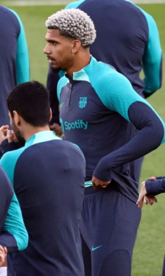 Ronald Araujo y Pedri saludaron a Hans Flick en el entrenamiento de Barcelona