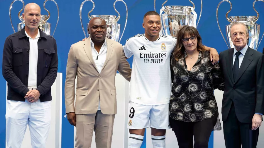 También posó con su padre Wilfried Mbappe y su madre Fayza Lamari.