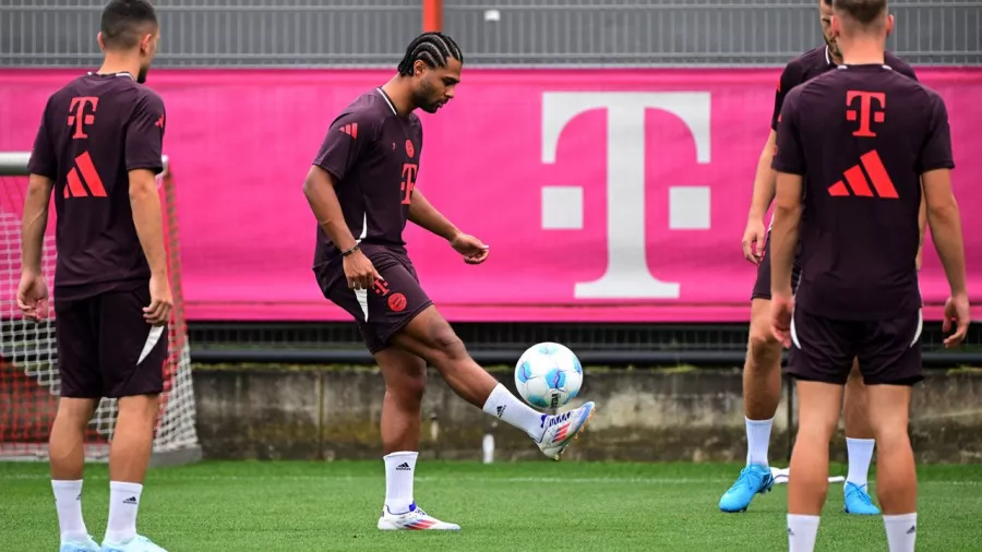 El balón no tardó mucho en aparecer en el primer entrenamiento de la temporada