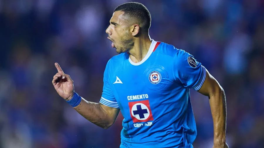 Su segundo gol, al 52', fue un potente cabezazo. Desde el punto penal, mandó el balón pegado al poste.