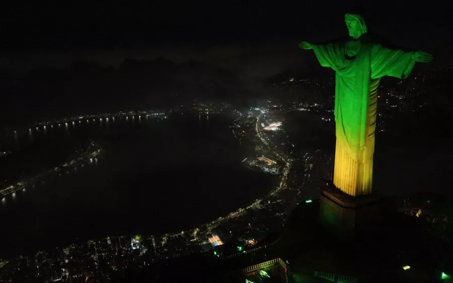 El monumento más icónico del país rindió así tributo a Romário, Bebeto, Dunga, Branco y al resto de héroes del Rose Bowl, donde se impusieron a Italia en la tanda de definición de cobros penales, tras un 0-0 al cierre de la prórroga de la final del Mundial FIFA de 1994.