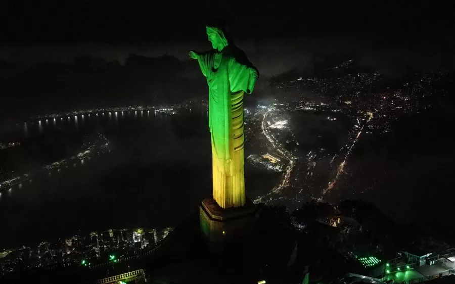 El Cristo Redentor de Río de Janeiro se iluminó este miércoles con los colores verde y amarillo de la selección brasileña de fútbol para recordar el 30 aniversario del cuarto título mundial conseguido tal día como hoy en Estados Unidos.