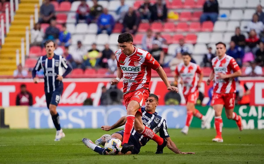 En partido polémico, Rayados araña un triunfo valioso ante Necaxa