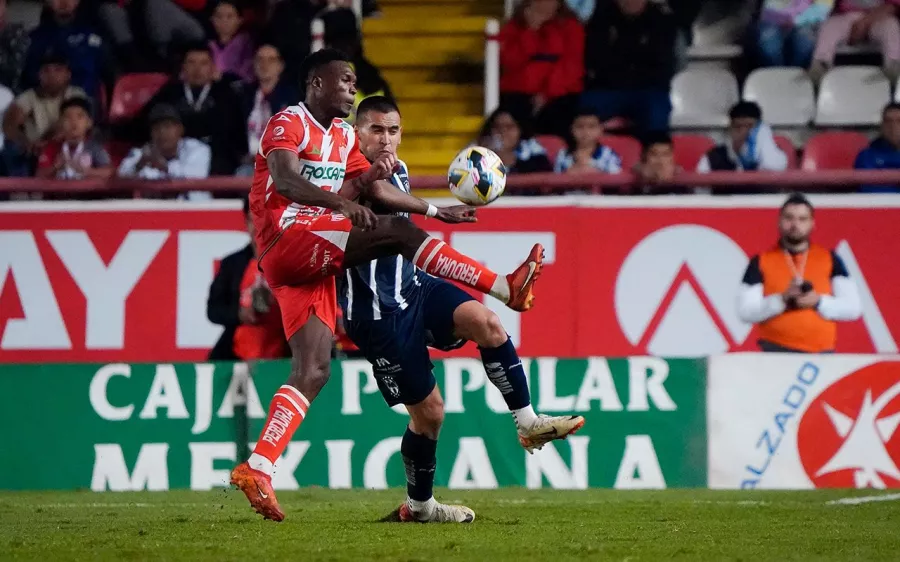 En partido polémico, Rayados araña un triunfo valioso ante Necaxa