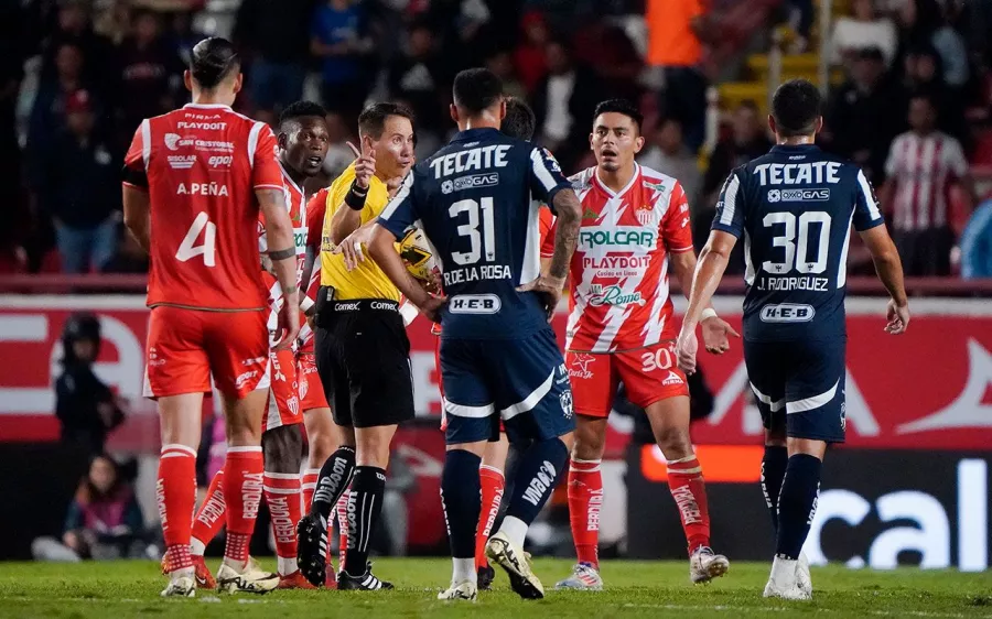 En partido polémico, Rayados araña un triunfo valioso ante Necaxa