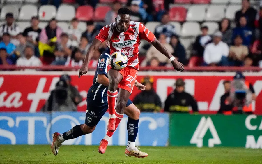 En partido polémico, Rayados araña un triunfo valioso ante Necaxa