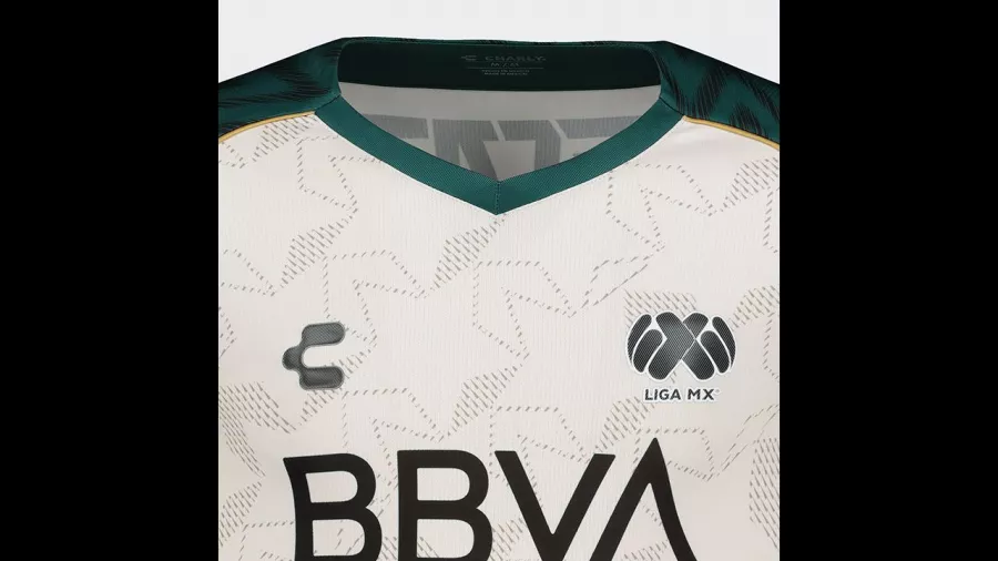 Ambas camisetas cuentan con un patrón de estrellas.