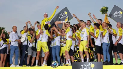 Tadej Pogacar, imbatible tricampeón del Tour de Francia