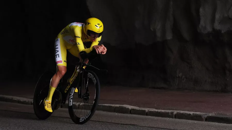 Tadej Pogacar, imbatible tricampeón del Tour de Francia