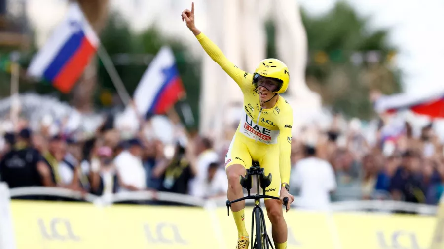 Tadej Pogacar, imbatible tricampeón del Tour de Francia