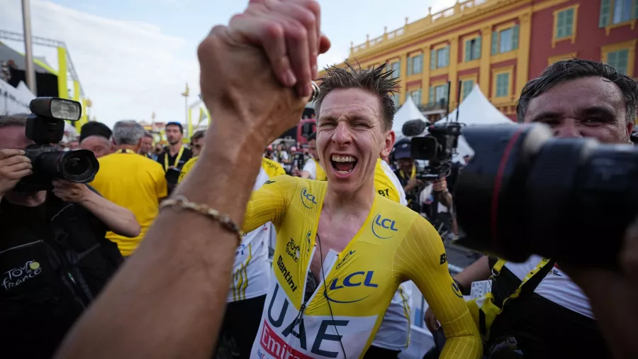 Tadej Pogacar, imbatible tricampeón del Tour de Francia