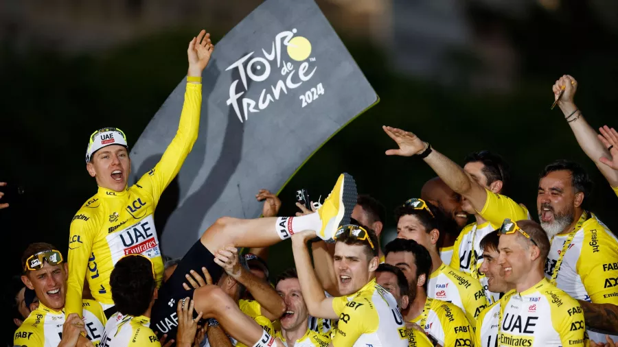 Tadej Pogacar, imbatible tricampeón del Tour de Francia