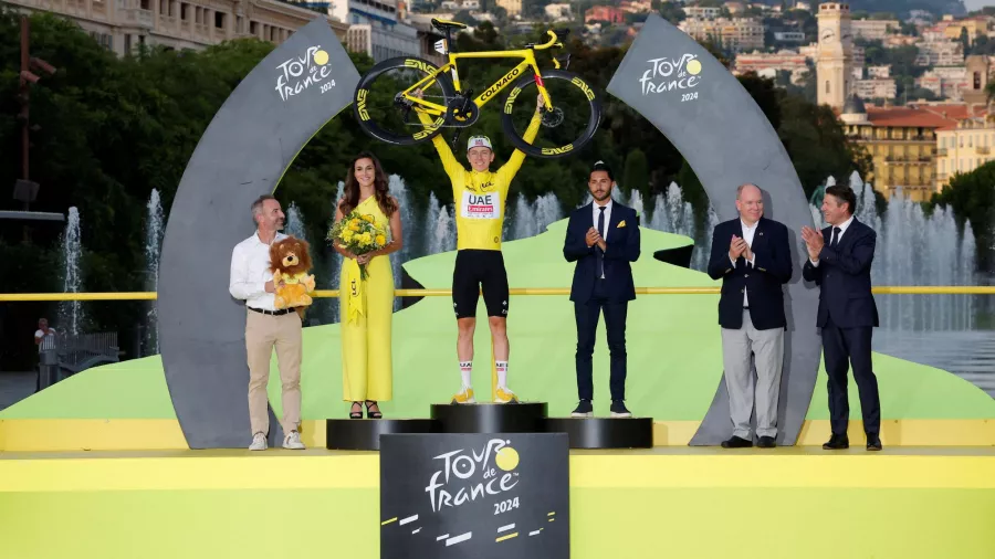 Tadej Pogacar, imbatible tricampeón del Tour de Francia