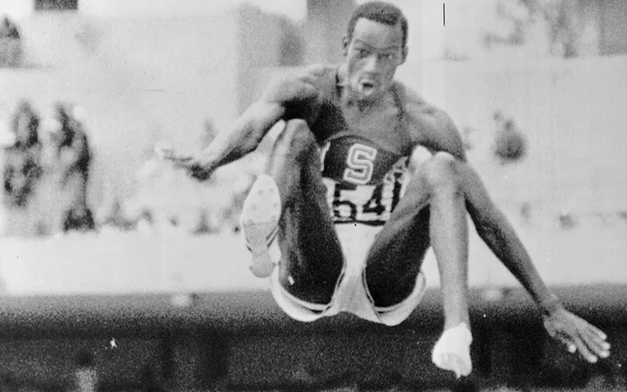 Bob Beamon. Autor del salto del Siglo en los Juegos Olímpicos de México 1968. Su registro de salto de longitud de 8.9 metros duró 22 años y 10 meses.