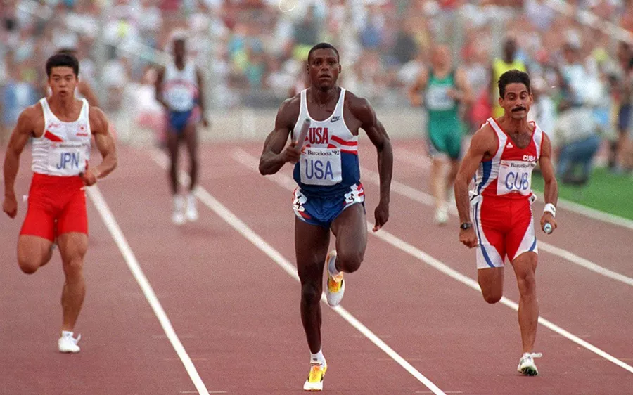 Carl Lewis: Nueve medallas doradas y una plata reflejan la historia que construyó Lewis en los cuatro Juegos Olímpicos. Es, hasta la fecha, reconocido como uno de los hombres más rápidos del mundo.