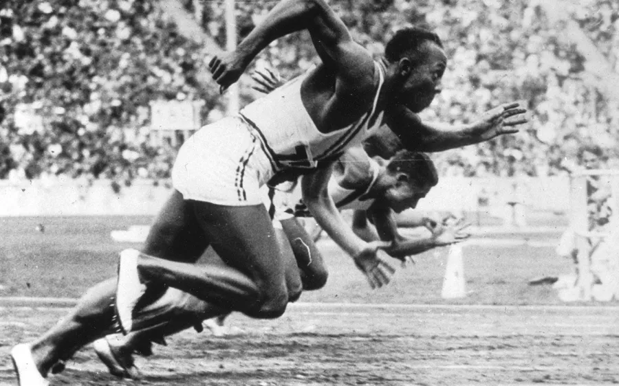 Jesse Owens: Cuatro medallas de oro en los Juegos Olímpicos de Berlín en pleno movimiento Nazi con Adolf Hitler como principal testigo.