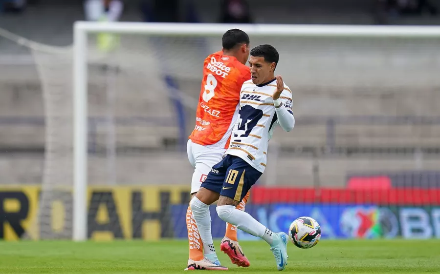 Leo Suárez, por lesión, deja el partido ante Pachuca y preocupa a Pumas