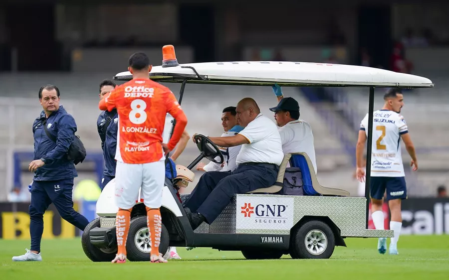 Leo Suárez, por lesión, deja el partido ante Pachuca y preocupa a Pumas