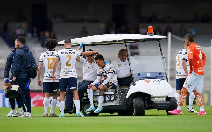 Leo Suárez, por lesión, deja el partido ante Pachuca y preocupa a Pumas