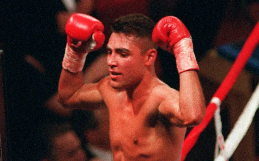 Oscar de la Hoya: Medallista de oro en los Juegos Olímpicos de Barcelona 1992.