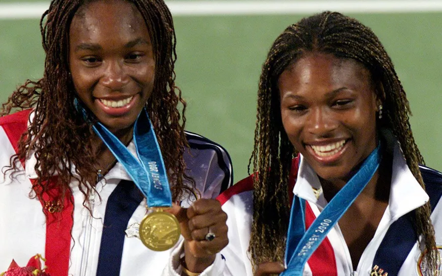 Serena y Venus Willims. Las hermanas participaron en los Juegos Olímpicos del 2000 al 2012. Lograron cada una, cuatro medallas olímpicas.