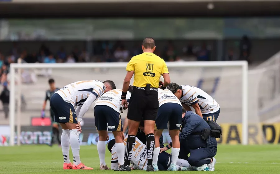 Leo Suárez, por lesión, deja el partido ante Pachuca y preocupa a Pumas