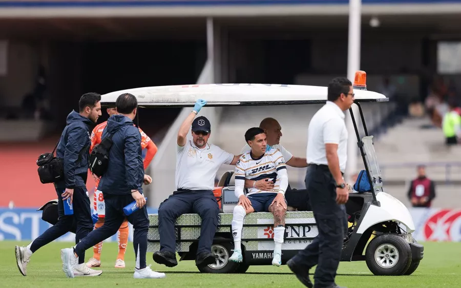 Leo Suárez, por lesión, deja el partido ante Pachuca y preocupa a Pumas