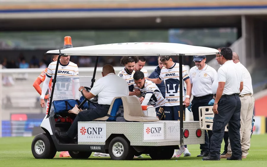 Leo Suárez, por lesión, deja el partido ante Pachuca y preocupa a Pumas