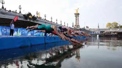 Pont Alexandre III, 1.5 mil espectadores: natación en aguas abiertas, triatlón y ciclismo en ruta (meta).