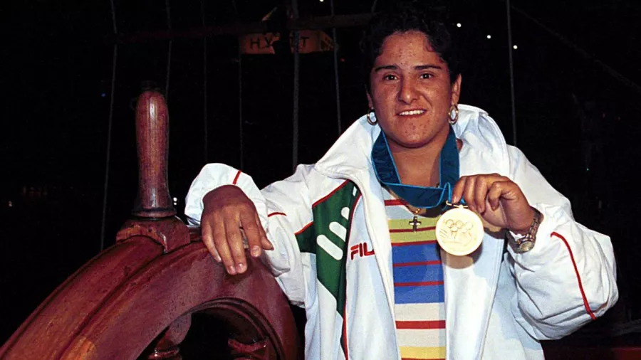 Soraya Jiménez se convirtió en la primera mexicana en ganar la categoría de 58 kilos en Halterofilia, consiguió la hazaña que se mantiene intocable en Sidney 2000