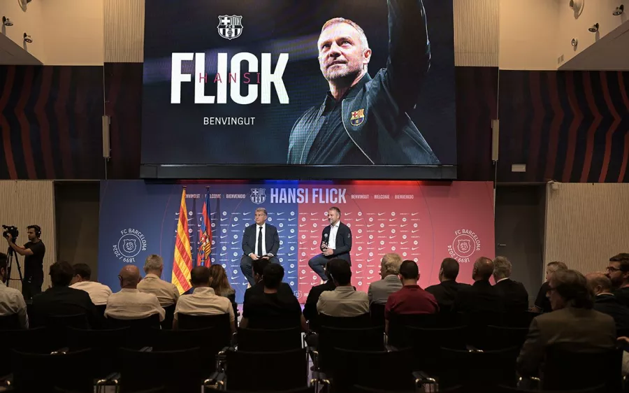 El Barcelona presenta a Hansi Flick como su nuevo timonel