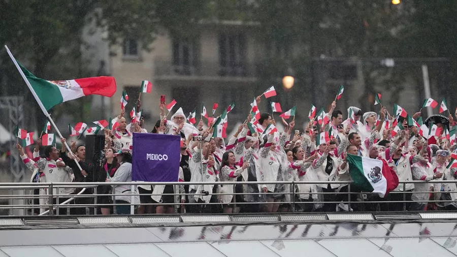 Aunque en la señal de transmisión no se apreció bien el desfile de México por las fuentes, así se vivió la presencia de los ateltas 'aztecas' en el Río Sena.