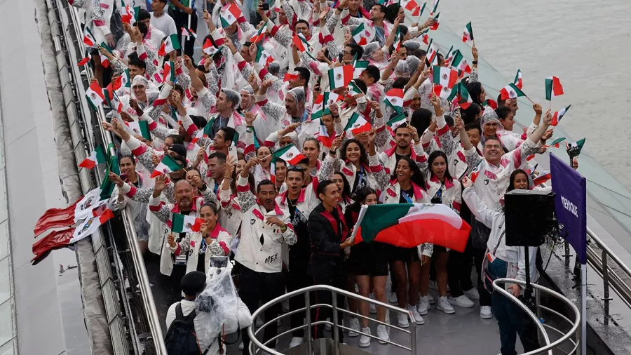 Aunque en la señal de transmisión no se apreció bien el desfile de México por las fuentes, así se vivió la presencia de los ateltas 'aztecas' en el Río Sena.