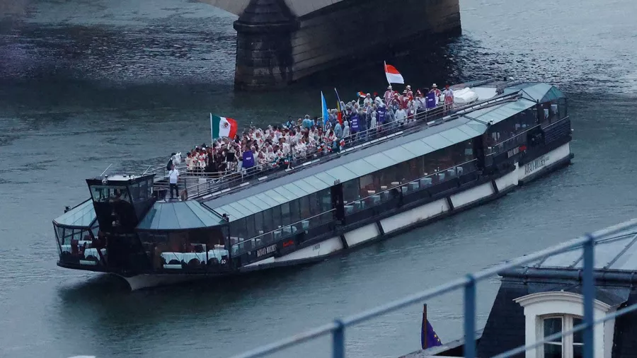 Aunque en la señal de transmisión no se apreció bien el desfile de México por las fuentes, así se vivió la presencia de los ateltas 'aztecas' en el Río Sena.