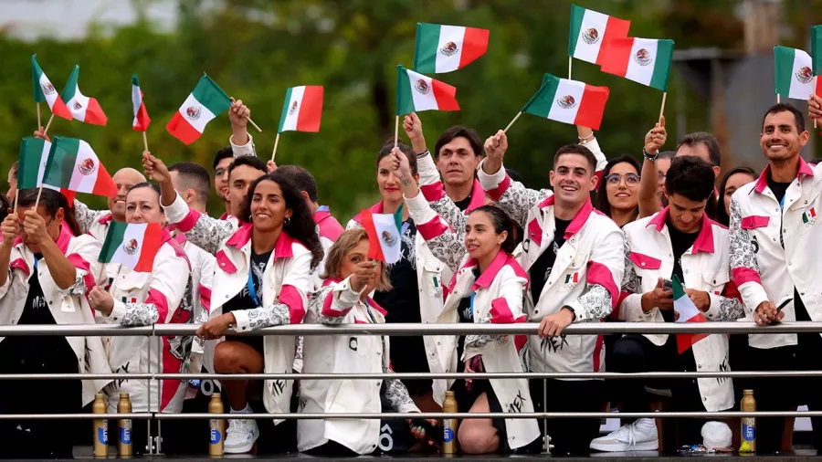 Aunque en la señal de transmisión no se apreció bien el desfile de México por las fuentes, así se vivió la presencia de los ateltas 'aztecas' en el Río Sena.