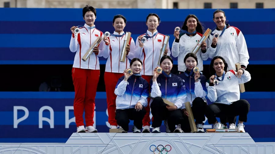 Las nueve ganadoras de tiro con arco por equipos femenil se tomaron la foto del recuerdo con las medallas