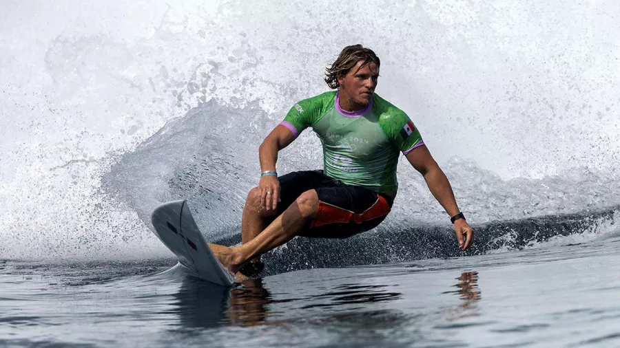 Alan Cleland (surf): Avanzó al repechaje del shortboard.