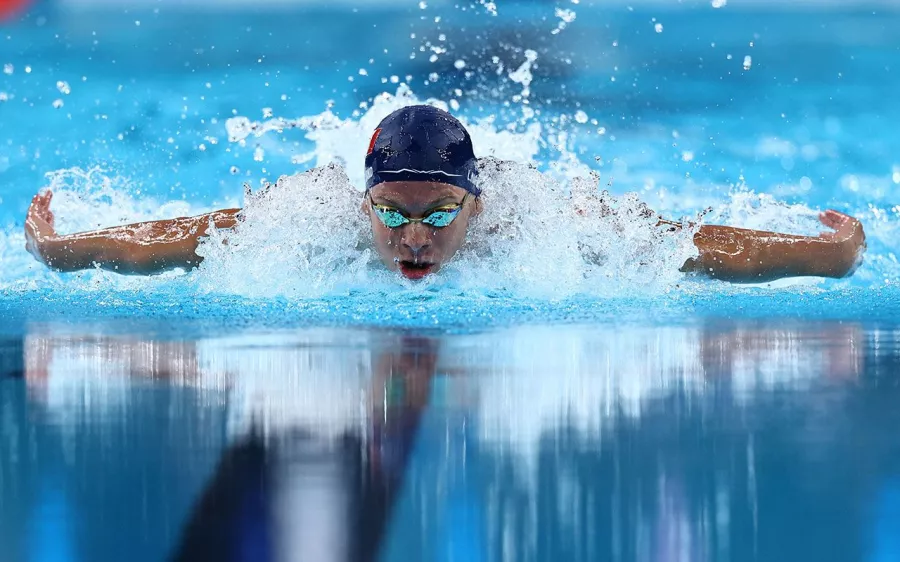 Leon Marchand rompe el récord de Michael Phelps