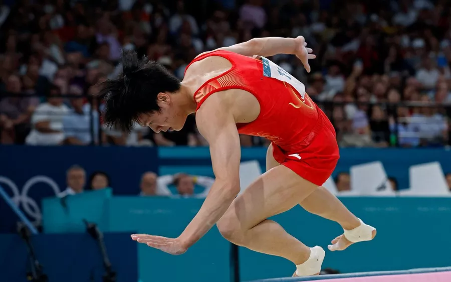 Las dos caídas que dejaron a China sin el oro en gimnasia