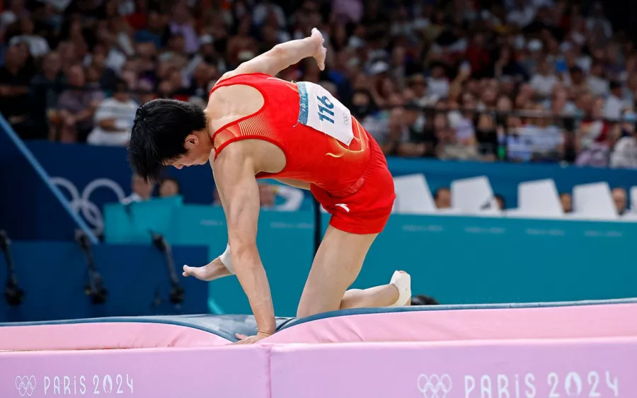 Las dos caídas que dejaron a China sin el oro en gimnasia