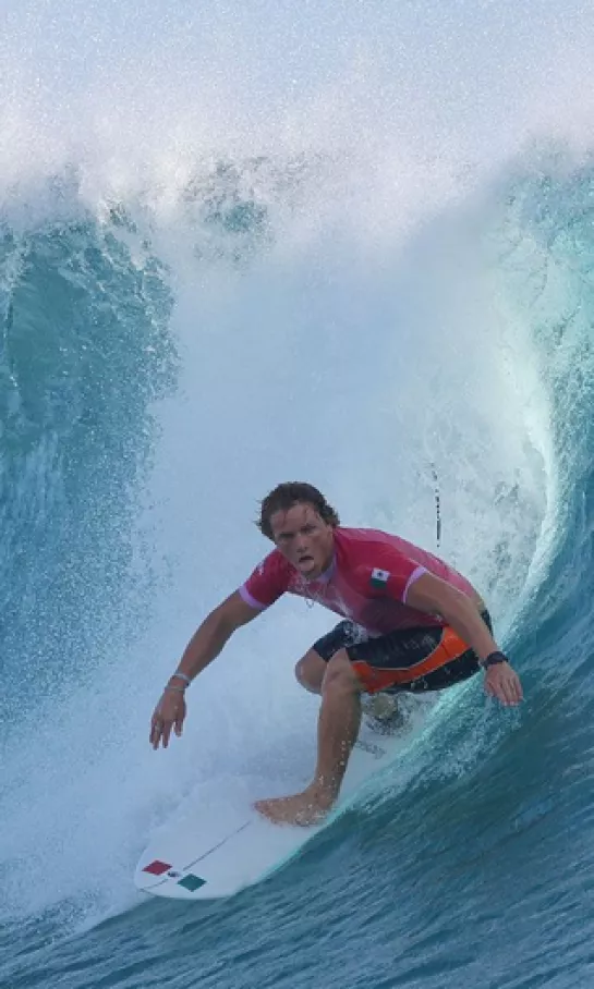 Alan Cleland hace historia y se clasifica a octavos de final en surf