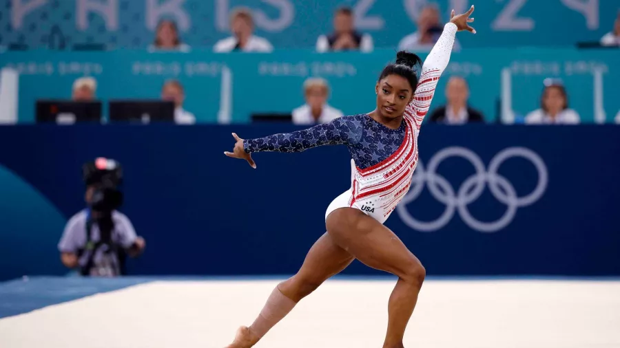 Simone Biles lideró a Estados Unidos hacia su primer oro