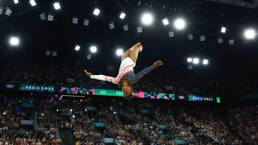 Simone Biles lideró a Estados Unidos hacia su primer oro