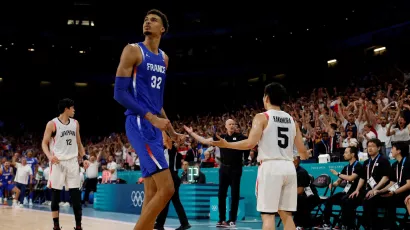 Cuando el basquetbolista más alto se enfrentó al más bajo en París 2024